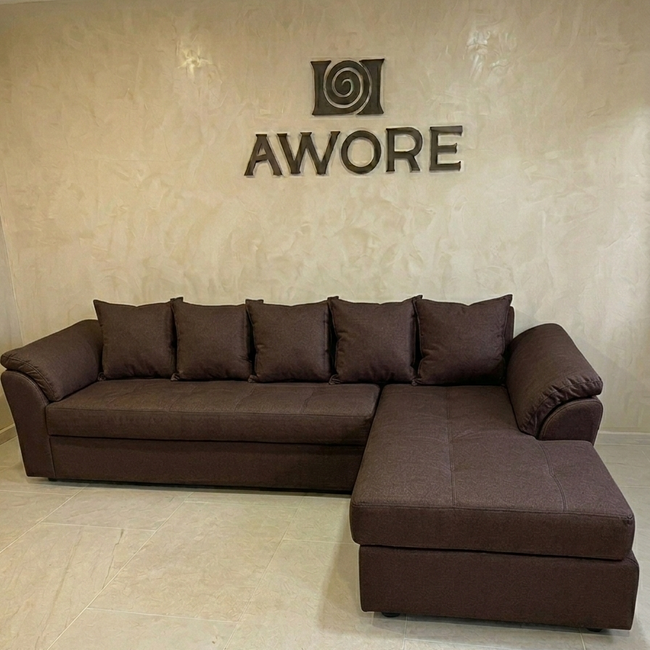 sofá seccional marrón